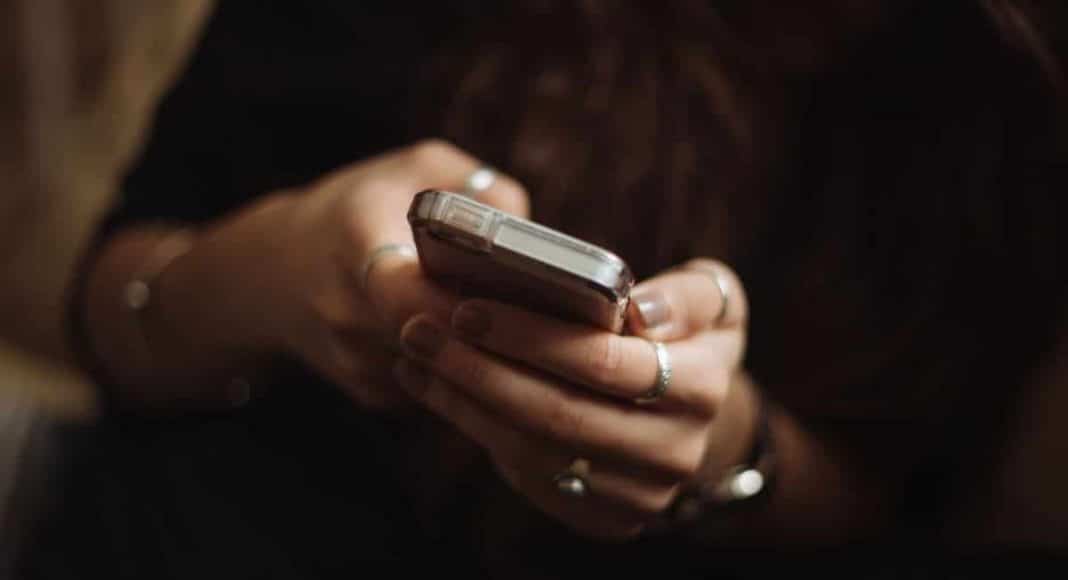 Woman Look At Porn On Their Phones More Than Men