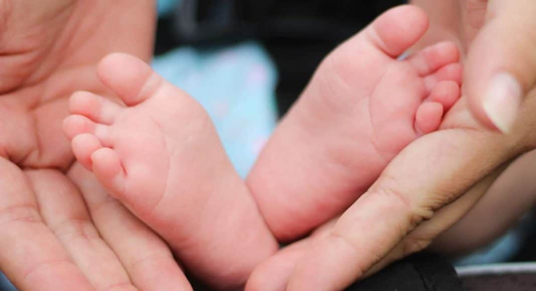 masturbating during childbirth helps some new moms ease labor pains