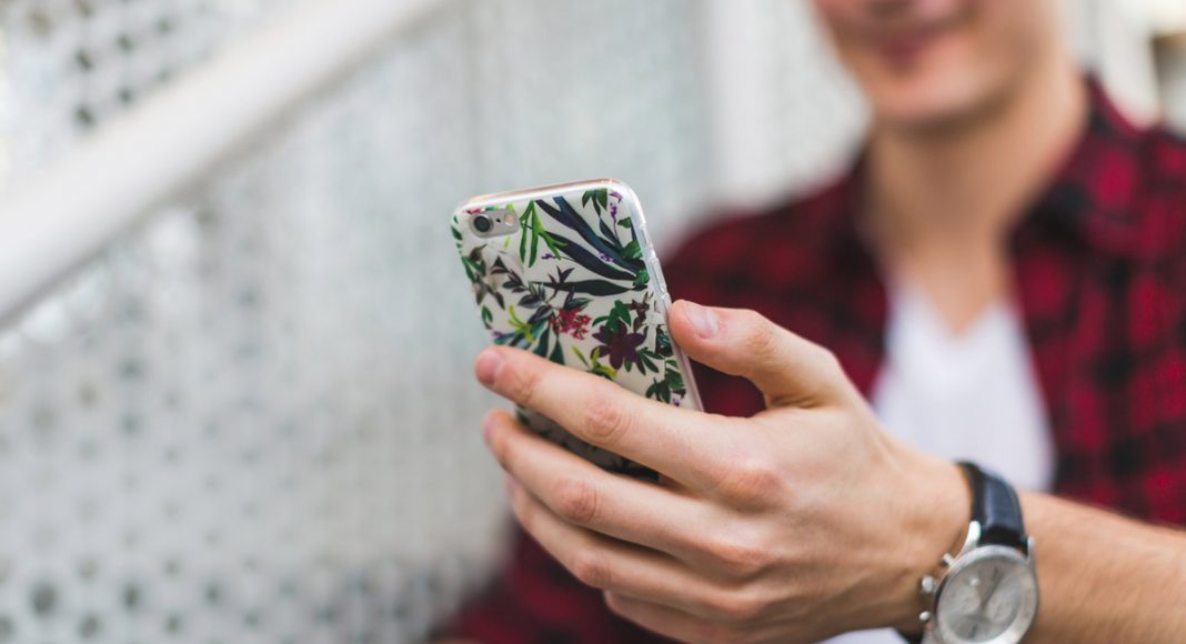 https://burst.shopify.com/photos/young-man-checking-phone