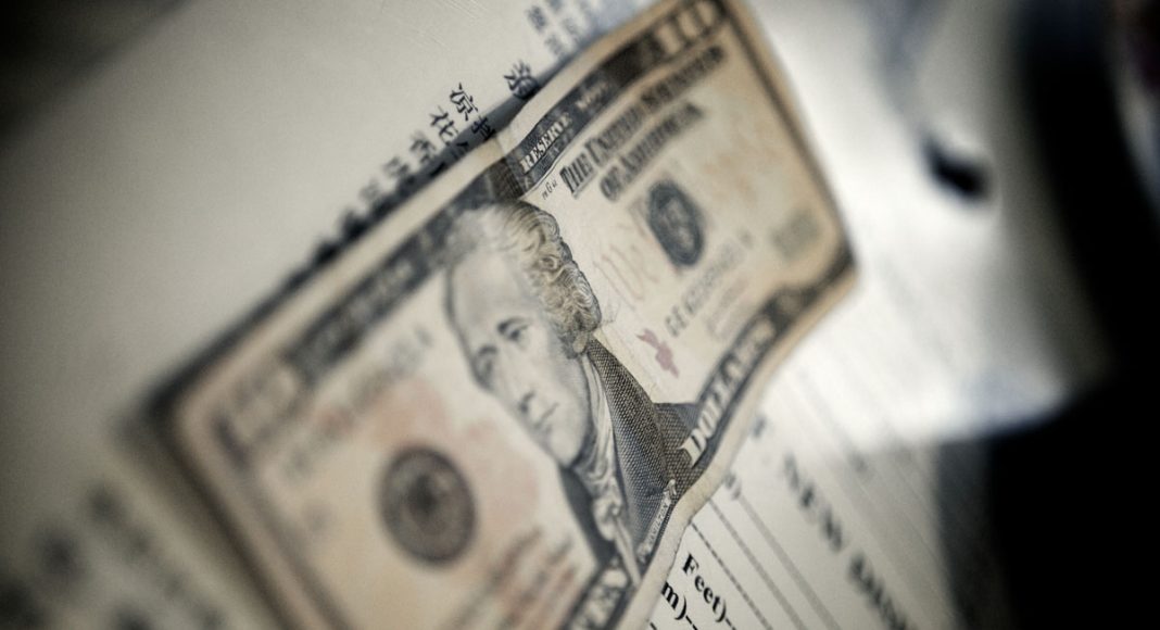 This Guy's Rude Tipping Method Is Going Viral And People Are Pissed