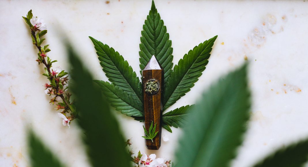 5 tips on how to politely smoke marijuana with friends