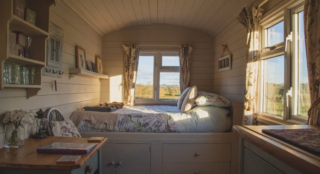 5 Things Sleep Experts Would Never Include In Their Bedrooms