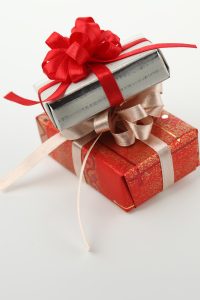 Holiday gift exchanges can be joyful, but for many Millennials and Gen Z, they can also be stressful — especially when budgets are tight and expectations are high. This year, instead of defaulting to scented candles, novelty socks, or yet another coffee mug, there’s a growing movement toward gifts that feel personal, creative, and experience-driven without breaking the bank. The modern holiday shopper is rethinking what it means to give meaningfully — and the results are surprisingly fun.